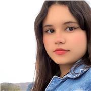 Profesora de inglés a estudiantes de diversos niveles